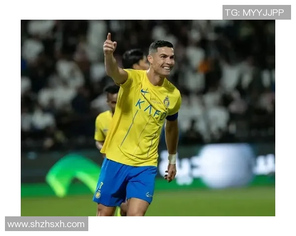 C罗足球明星粉丝热情高涨共同见证传奇时刻与荣耀瞬间